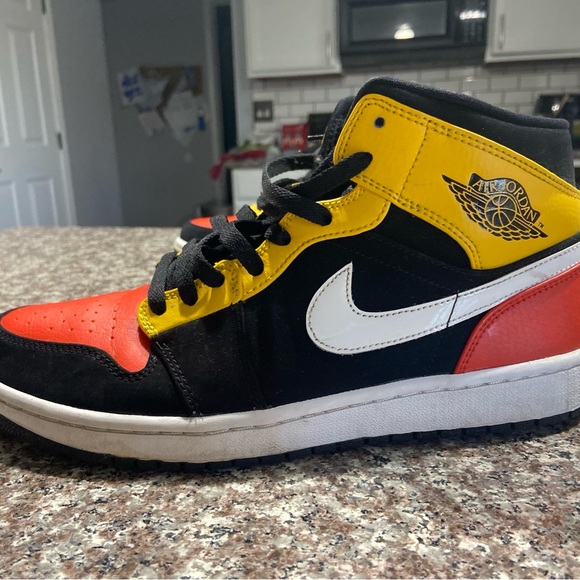 Nike air Jordan 1 size 10. Only worn once - Picture 2 of 4